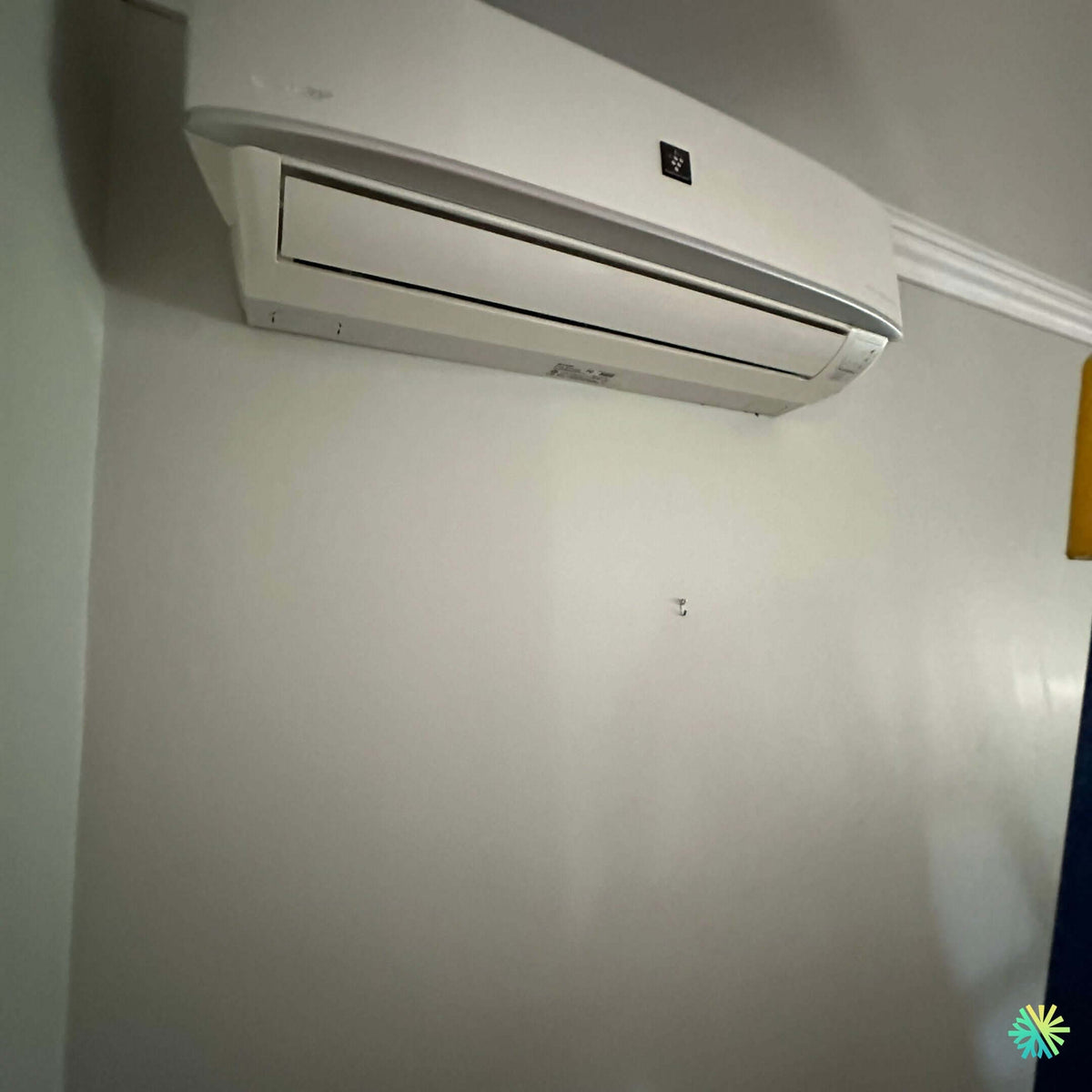 Installation of a Sharp wall-mounted heat pump in Ville Mont-Royal