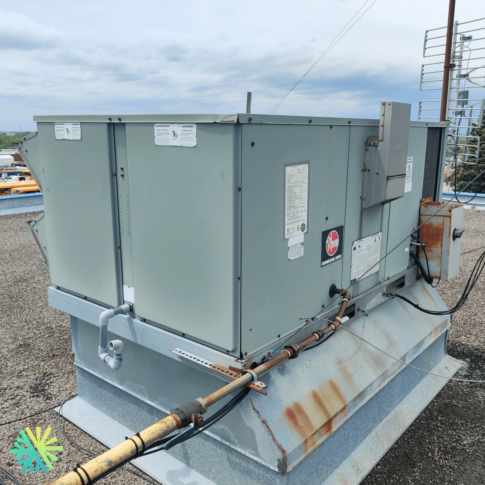 Réparation d’un Système CVC sur le Toit de Rheem à Montréal