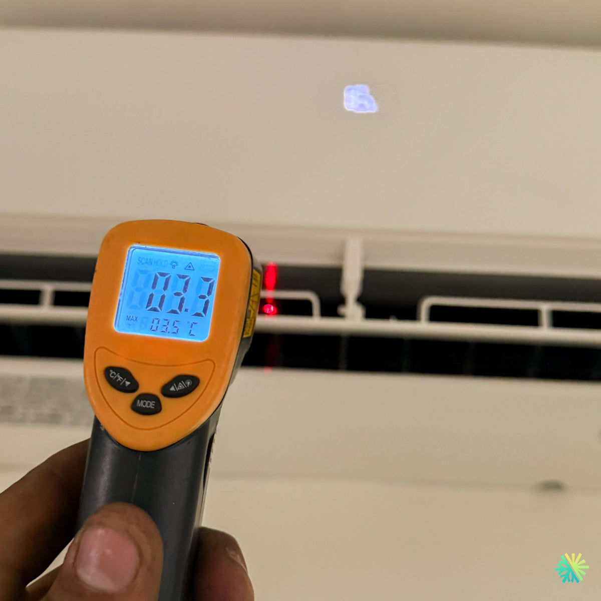 Installation d’une thermopompe triple zone MIDEA 28 de MIDEA à Chambly, sur la Rive-Sud