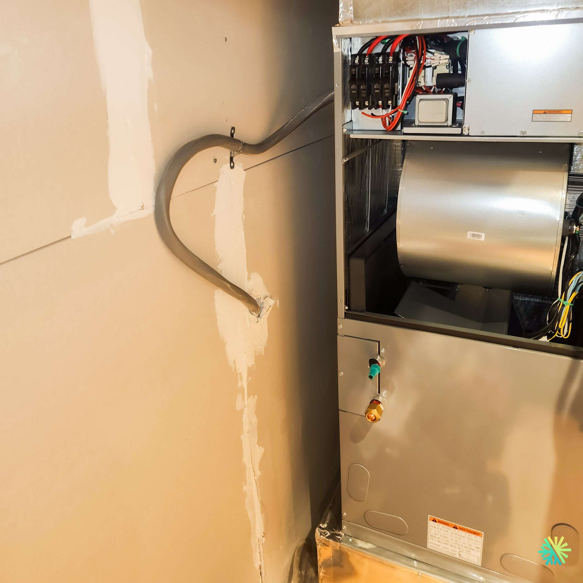 Installation d'un système central GREE UNIX R32 avec fournaise électrique intégrée à Saint-Charles-sur-Richelieu, dans la MRC de La Vallée-du-Richelieu