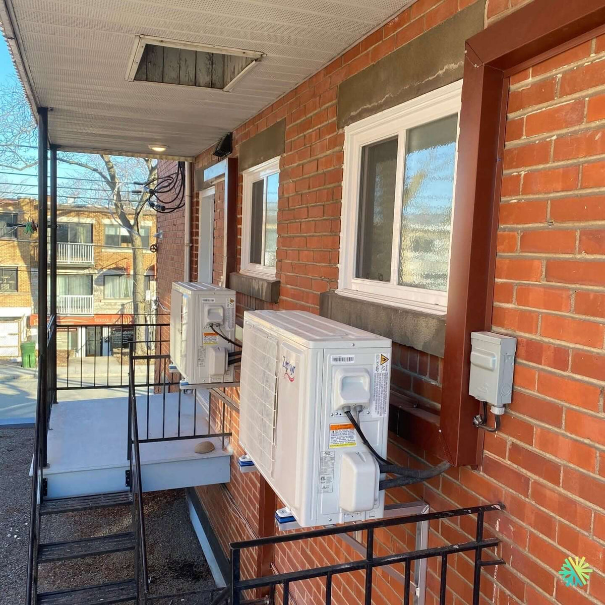 Installation of a Zephyr R-32 wall-mounted heat pump in Rosemont–La Petite-Patrie