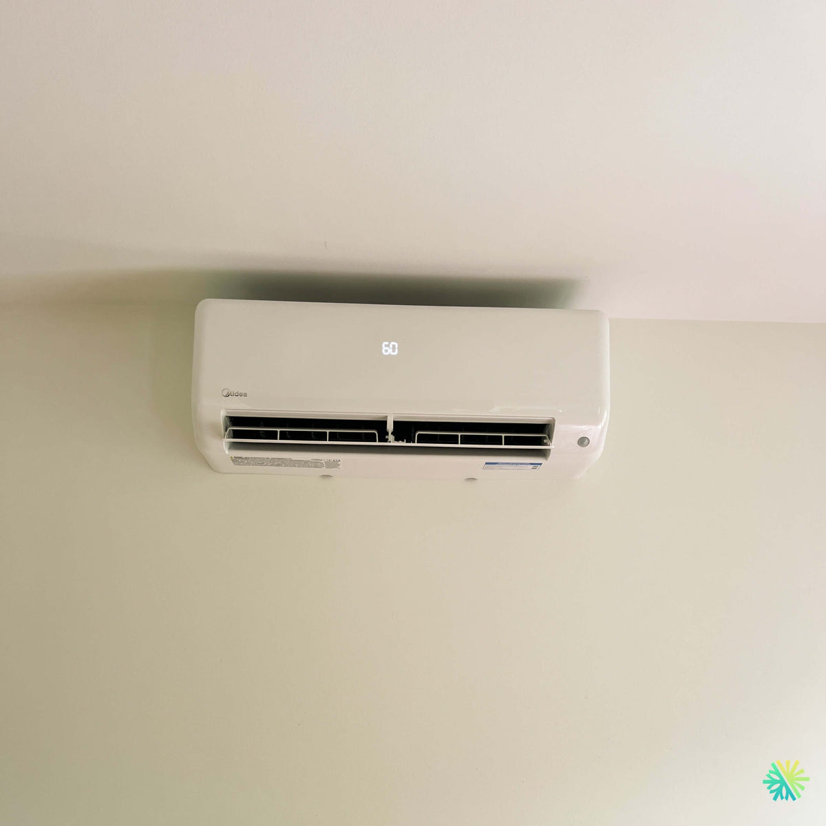 Installation d’une thermopompe double zone MIDEA 28 à Saint-Basile-le-Grand, sur la Rive-Sud de Montréal