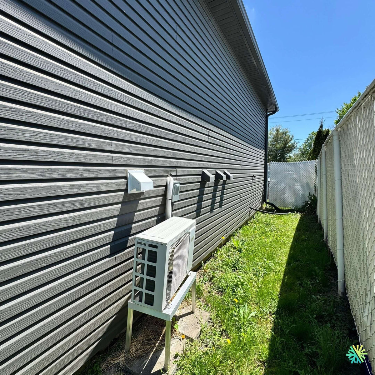Installation of a Gree wall-mounted heat pump in Sainte-Dorothée, Laval