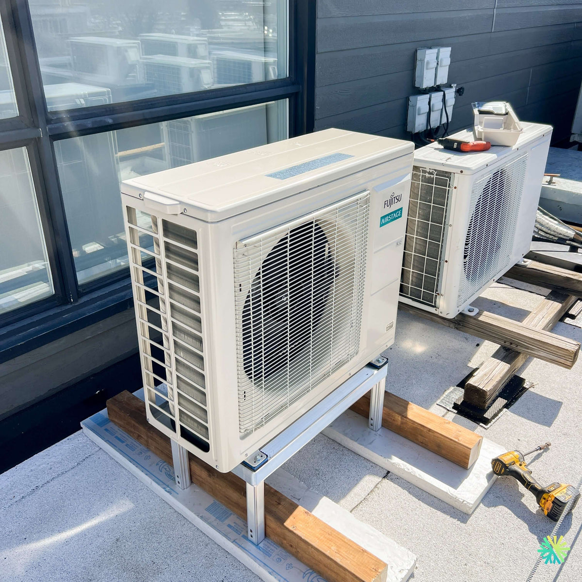 Installation of a Fujitsu AIRSTAGE Orion XLTH wall-mounted heat pump in Côte-des-Neiges–Notre-Dame-de-Grâce, Montreal