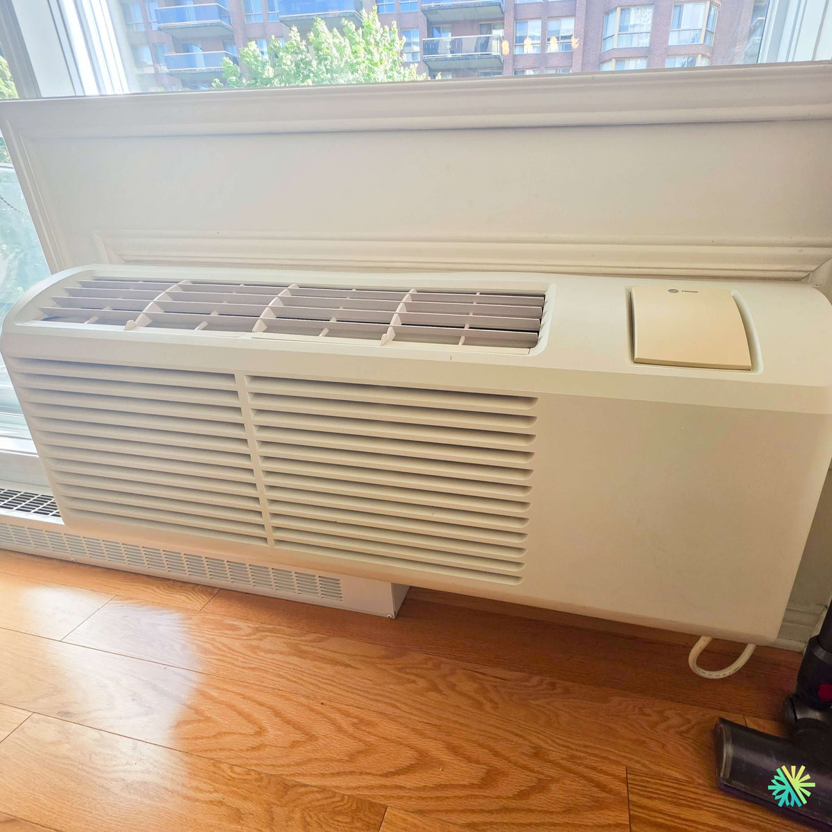 Installation d’un PTAC TRANE ProSpace à Sainte-Hélène-de-Bagot dans une ouverture murale sous fenêtre