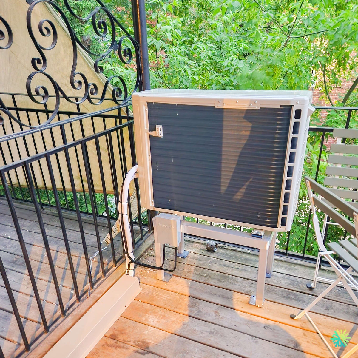 Installation d’une thermopompe murale Hitachi airHome 400 sur un balcon en bois à Westmount, Montréal