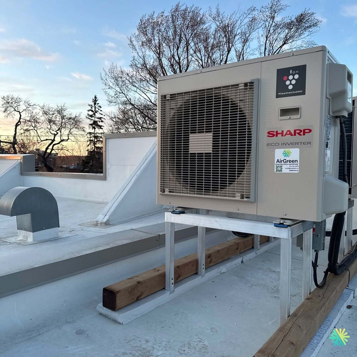 Installation d’une thermopompe Sharp Eco Inverter sur toit plat à Saint-Laurent (Montréal)