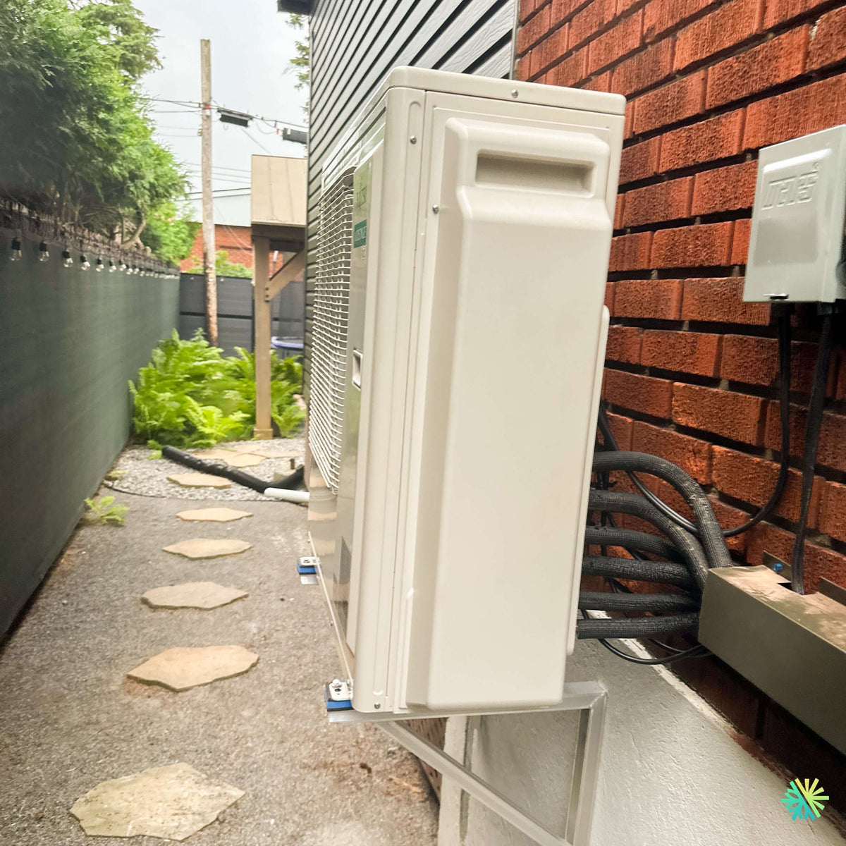 Installation of a Fujitsu Aquila XLTH triple-zone heat pump in Sainte-Victoire-de-Sorel, in Montérégie