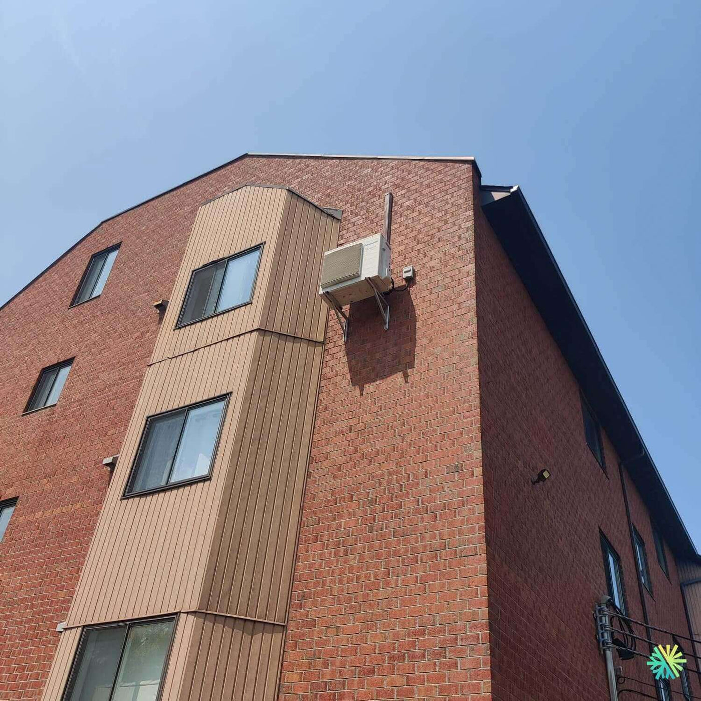 Installation d’une thermopompe murale Gree dans un immeuble résidentiel à Saint-Laurent