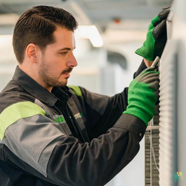 Technicien installant un déshumidificateur commercial, processus d'installation d'un déshumidificateur commercial, AirGreen
