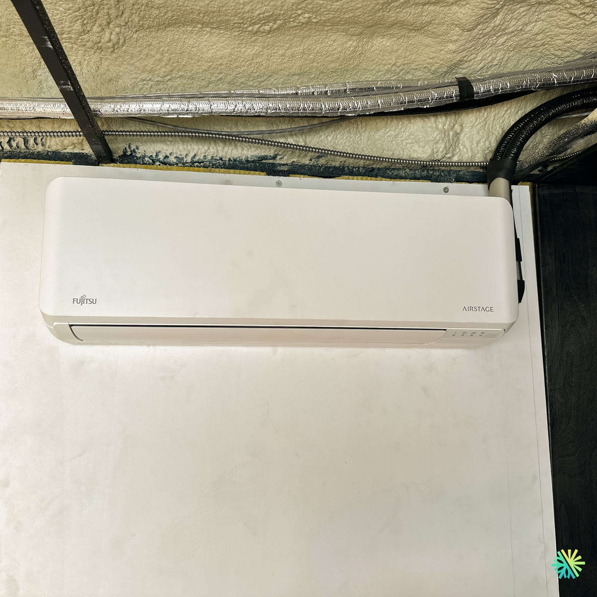 Installation d’une thermopompe double zone Fujitsu AIRSTAGE Aquila XLTH à Sainte-Catherine sur la Rive-Sud de Montréal