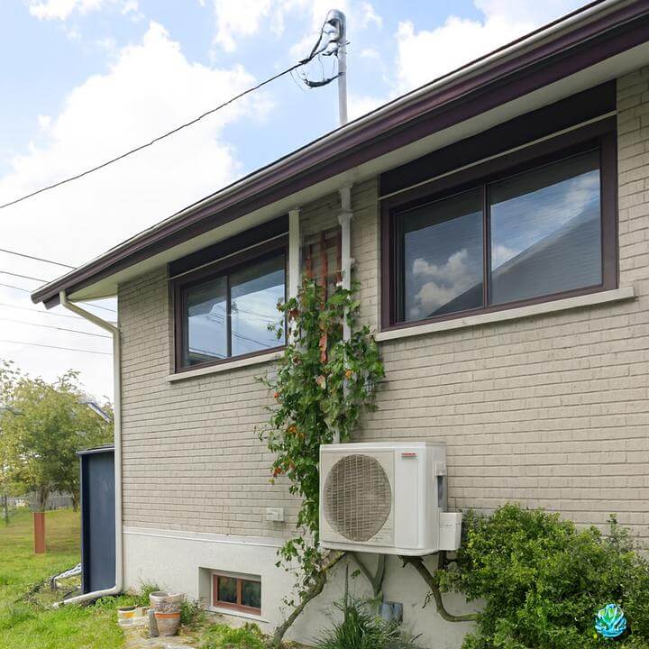 Exterior view of a home illustrating Thermopompes MultiZone vs. Monozone installation by AirGreen.