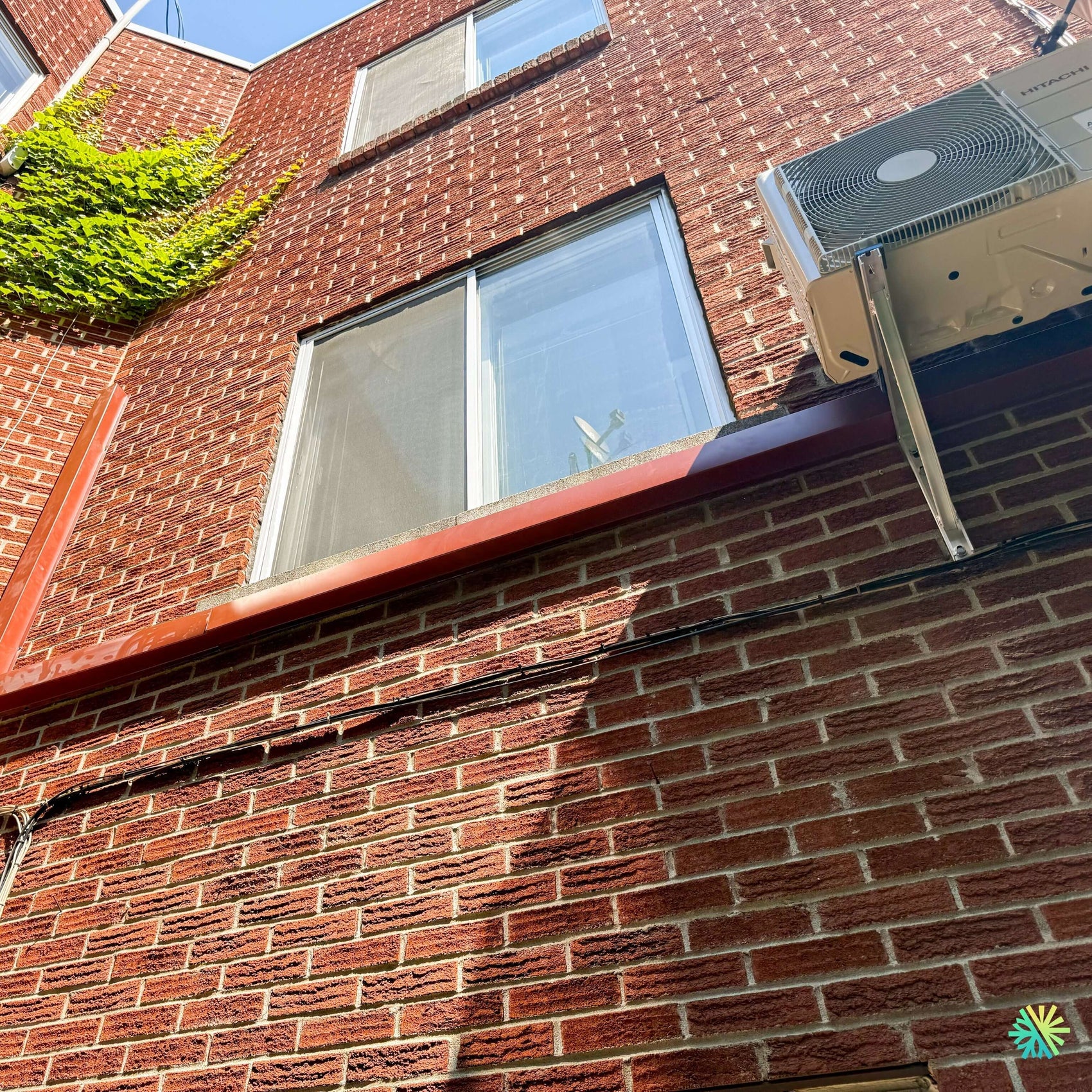 Installation d’une thermopompe murale Hitachi airHome 600 à La Prairie, sur la Rive-Sud de Montréal
