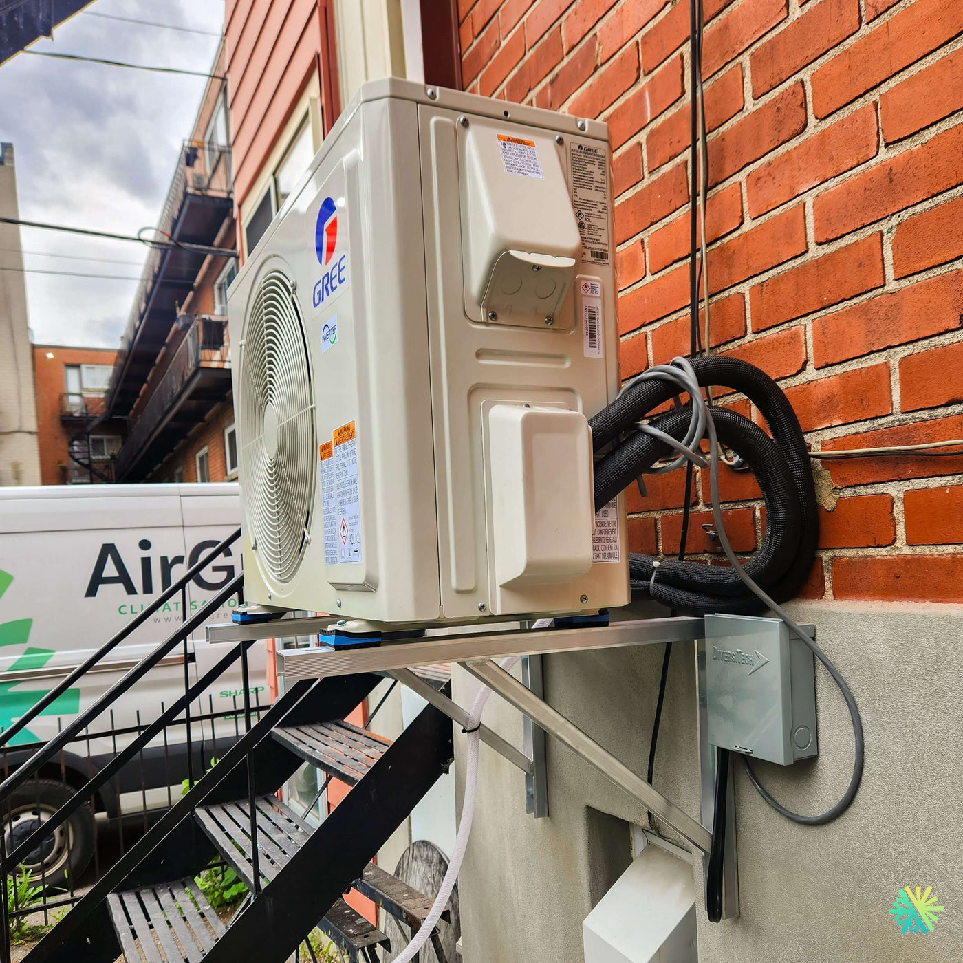Installation d’une thermopompe GREE FREE MATCH R32 DoubleZone 2 têtes à Côte Saint-Luc : une solution CVAC compacte, propre et performante pour un immeuble urbain résidentiel