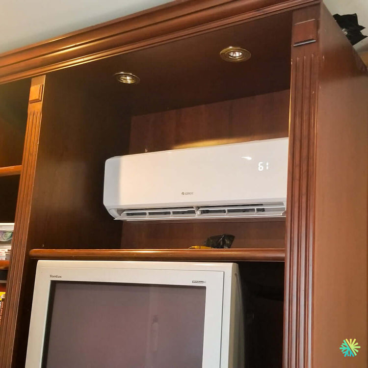 Installation d’une thermopompe murale GREE VITA R32 à Saint-Lambert dans un meuble intégré : une solution mini split discrète pour un confort précis