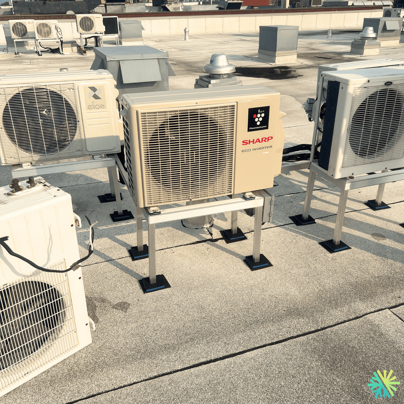 Installation d’une thermopompe murale Sharp sur toit plat au Plateau-Mont-Royal
