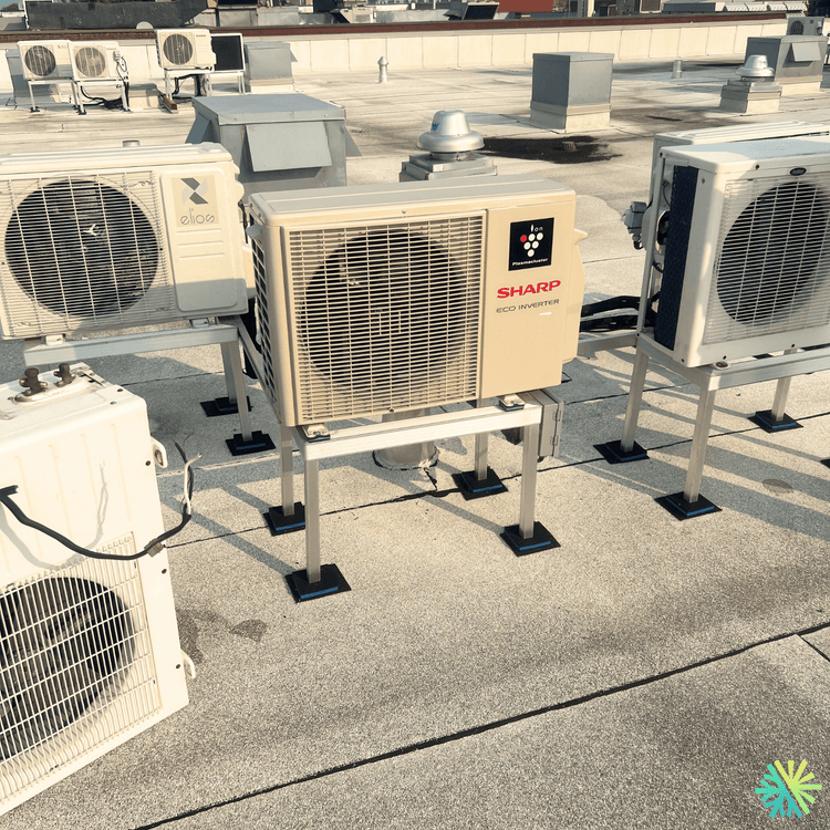 Installation d’une thermopompe murale Sharp sur toit plat au Plateau-Mont-Royal