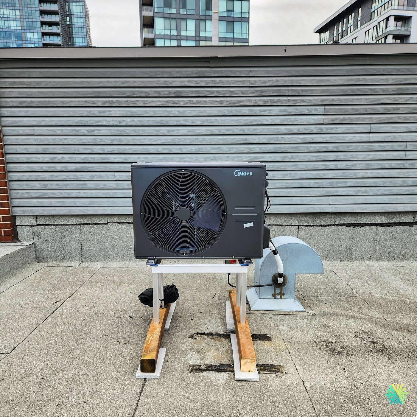 Installation d’une thermopompe centrale MIDEA EVOX G3 2 tonnes à Ville-Marie, Montréal