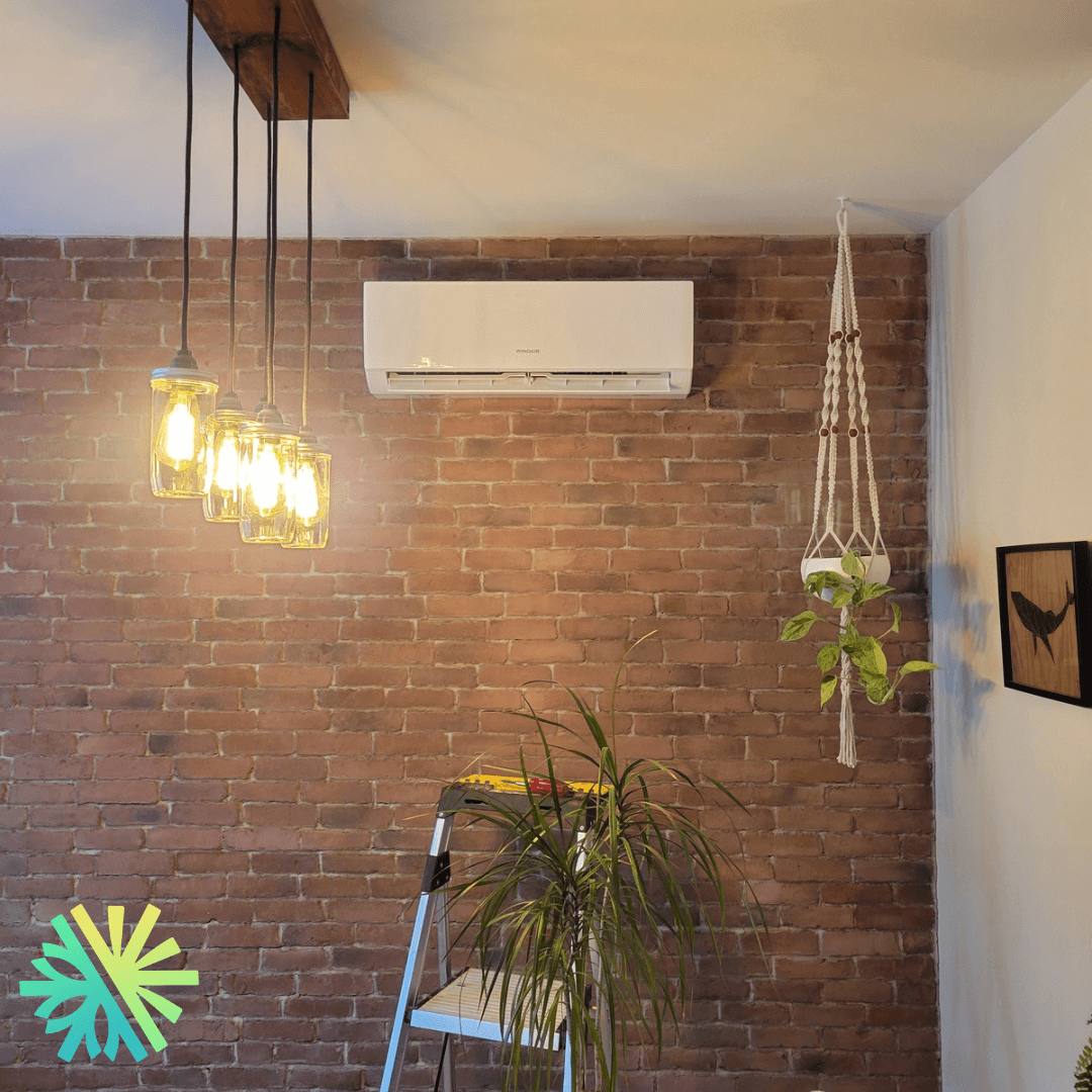 Installation d'un Mini Split Windair 17 à Outremont, Montréal dans un salon avec mur en brique et décoration moderne.