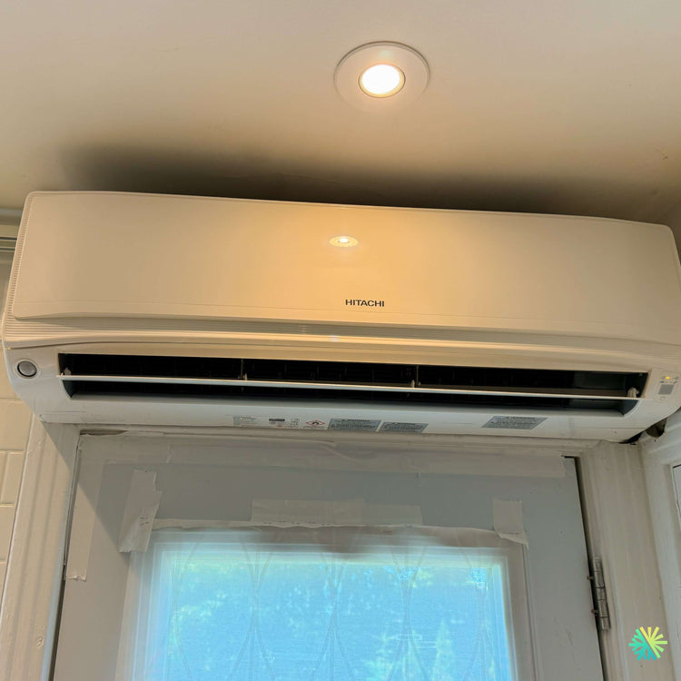 Installation d’une thermopompe murale Hitachi airHome 600 à Saint-Constant, sur la Rive-Sud de Montréal