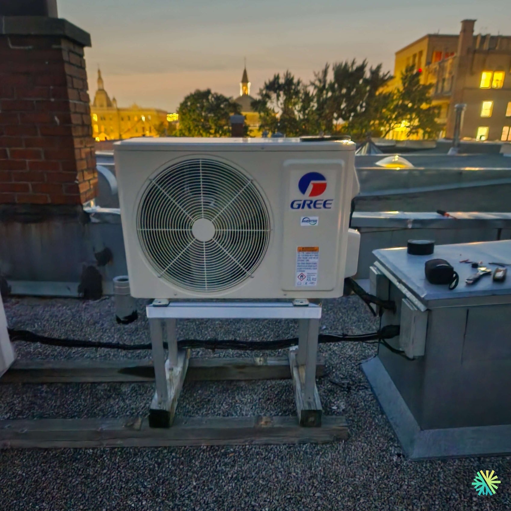 Installation d’une GREE VITA R32 Thermopompe Murale – Climatiseur – Mini Split sur toit plat à Côte Saint-Luc, Montréal