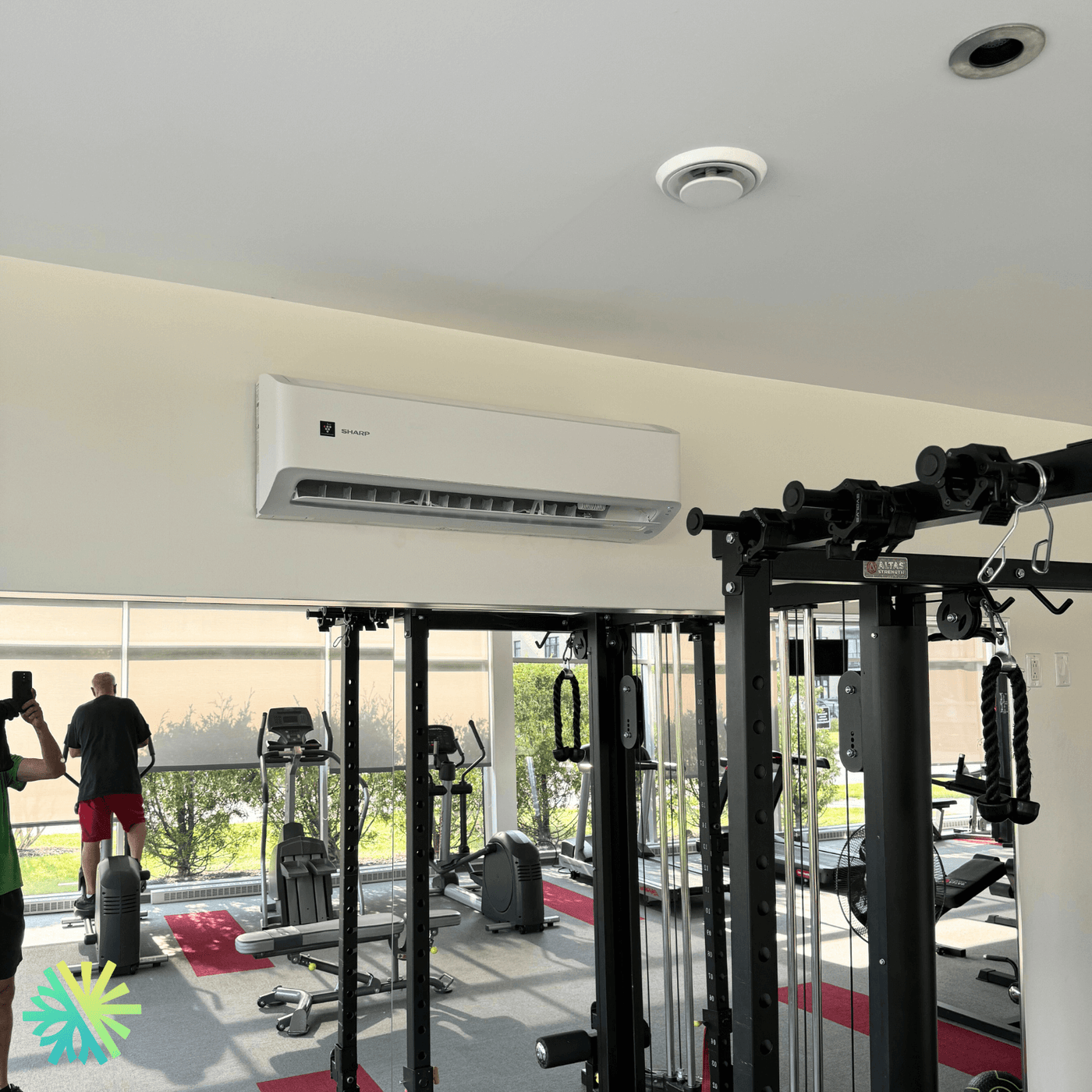 Installation d'une thermopompe murale Sharp ZU1 dans le gym d'un condo à Griffintown