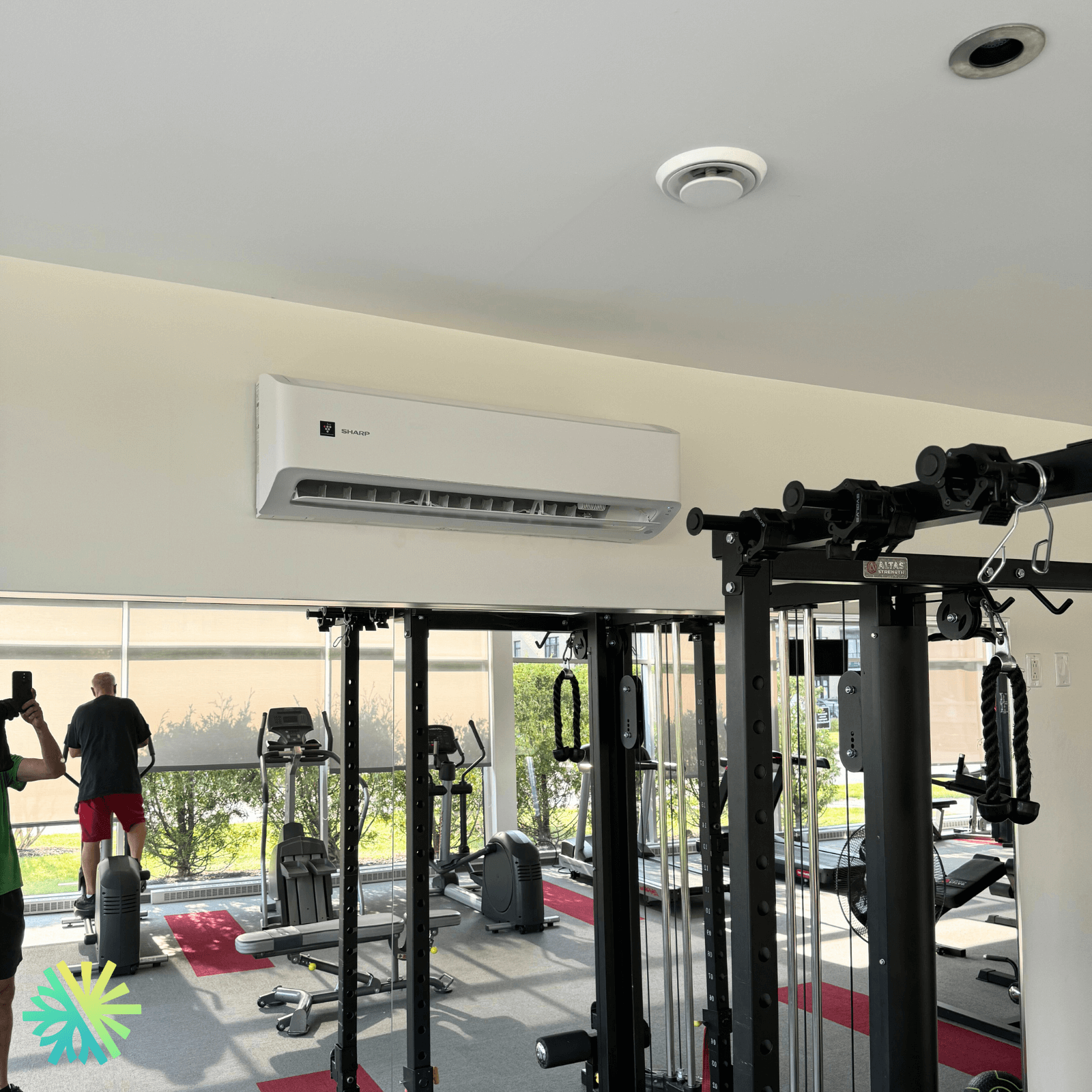 Installation d'une thermopompe murale Sharp ZU1 dans le gym d'un condo à Griffintown