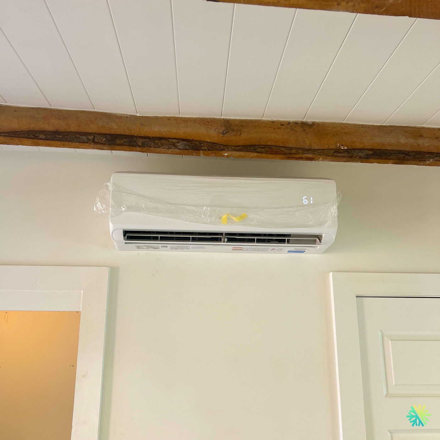 Installation d’une thermopompe GREE FREE MATCH R32 DoubleZone 2-Zones 2-Têtes à Blainville dans une résidence avec poutres apparentes et plafond lambrissé
