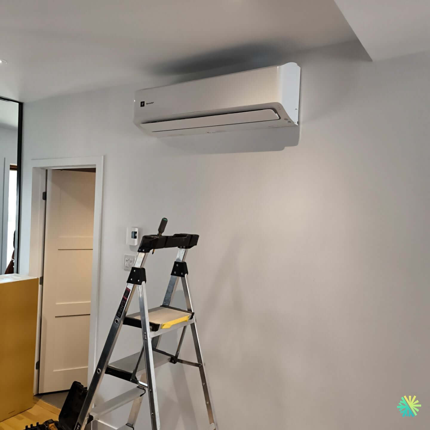 Installation d’une thermopompe murale Windair dans un condo à Rosemont–La Petite-Patrie