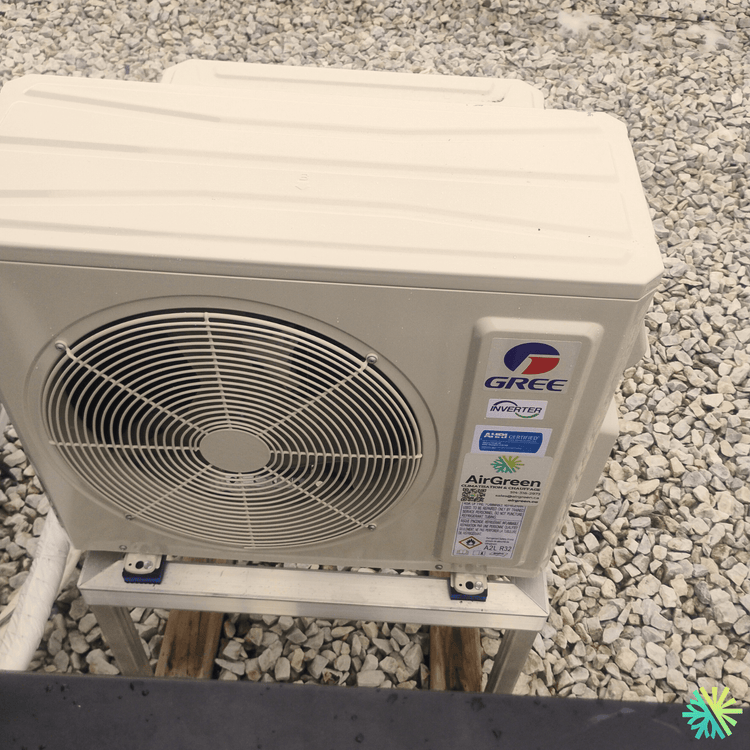 Installation d’une thermopompe murale Gree Charmo à Ville-Marie (Montréal) : performance, discrétion et installation soignée sur toiture