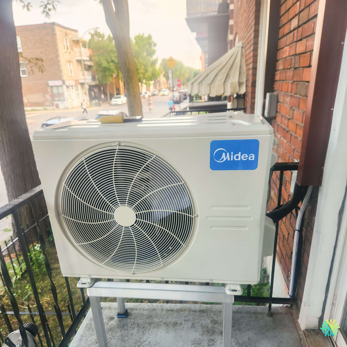 Installation d’une thermopompe murale MIDEA MIDEA35 dans le quartier Saint-Michel à Montréal