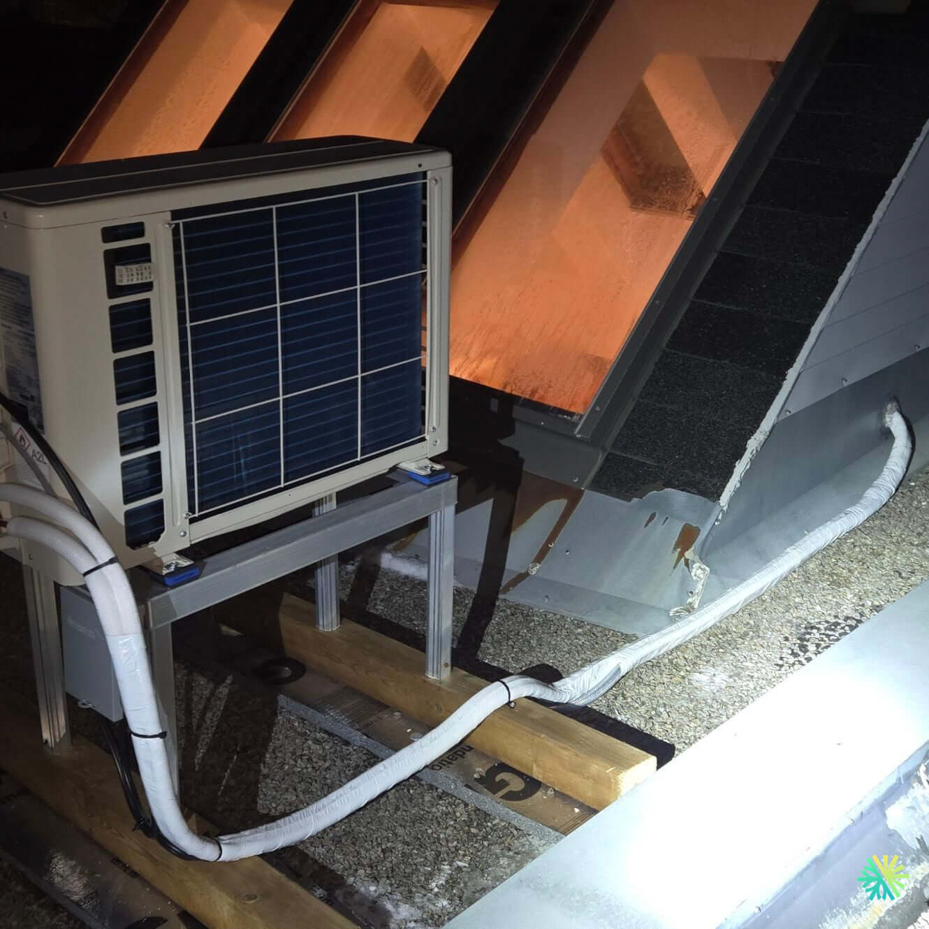 Installation d’une thermopompe murale Gree sur toit plat à Rosemont–La Petite-Patrie