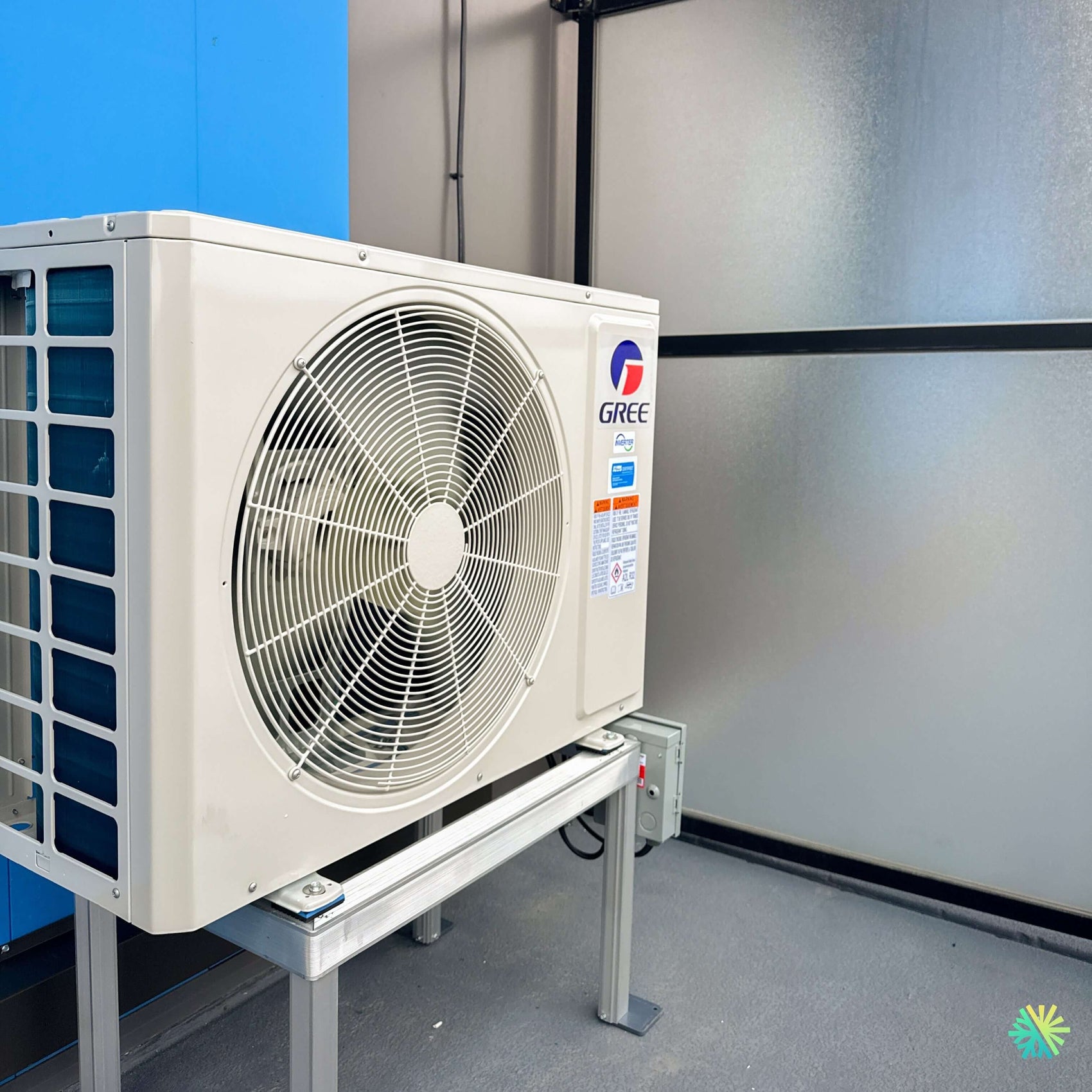 Installation d’une thermopompe murale GREE LIVO R32 18 000 BTU à LaSalle – Mini Split R-32 sur support surélevé en zone technique