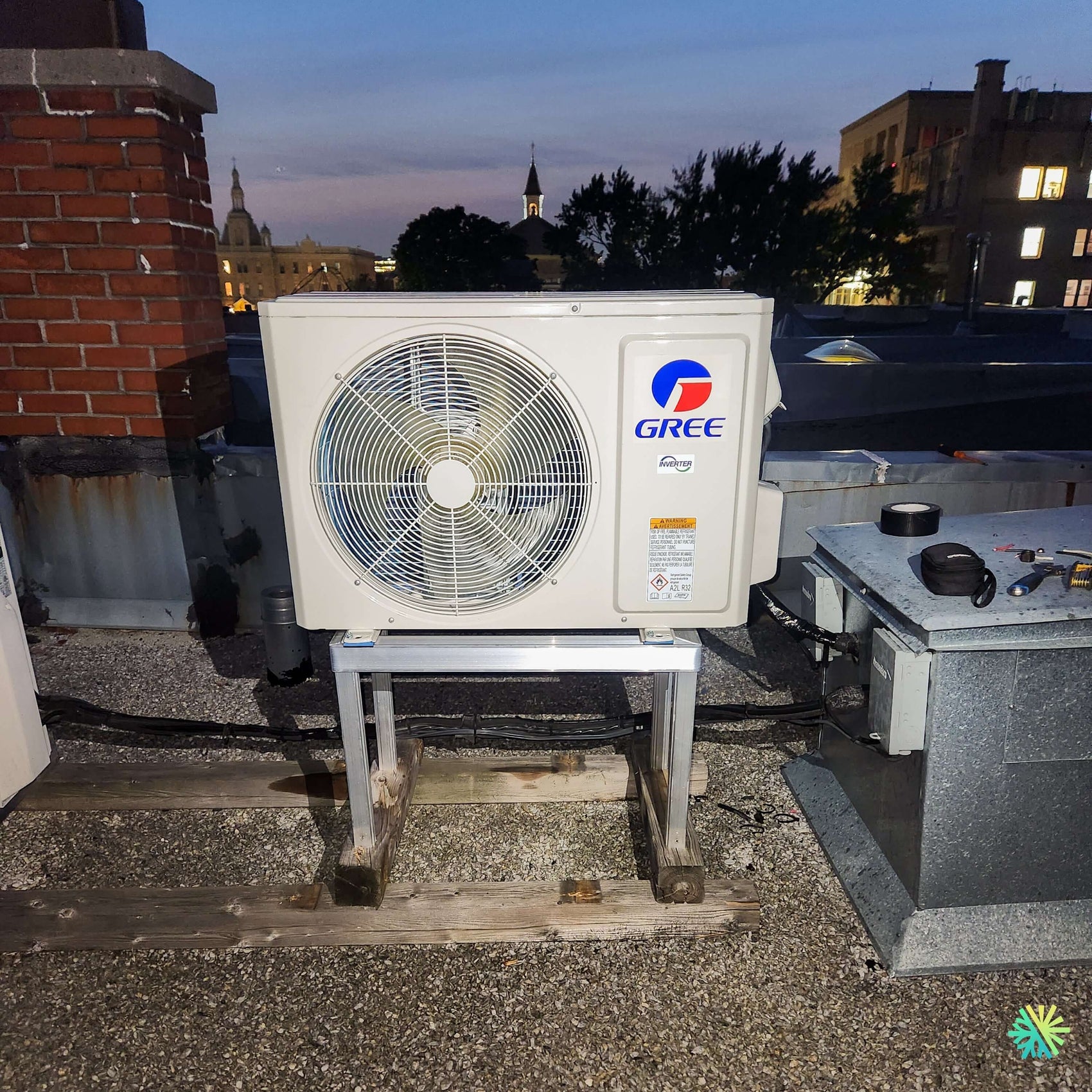 Installation d’une thermopompe murale GREE LIVO R32 à Pierrefonds-Roxboro : climatiseur mini split installé sur toit plat pour un confort résidentiel fiable