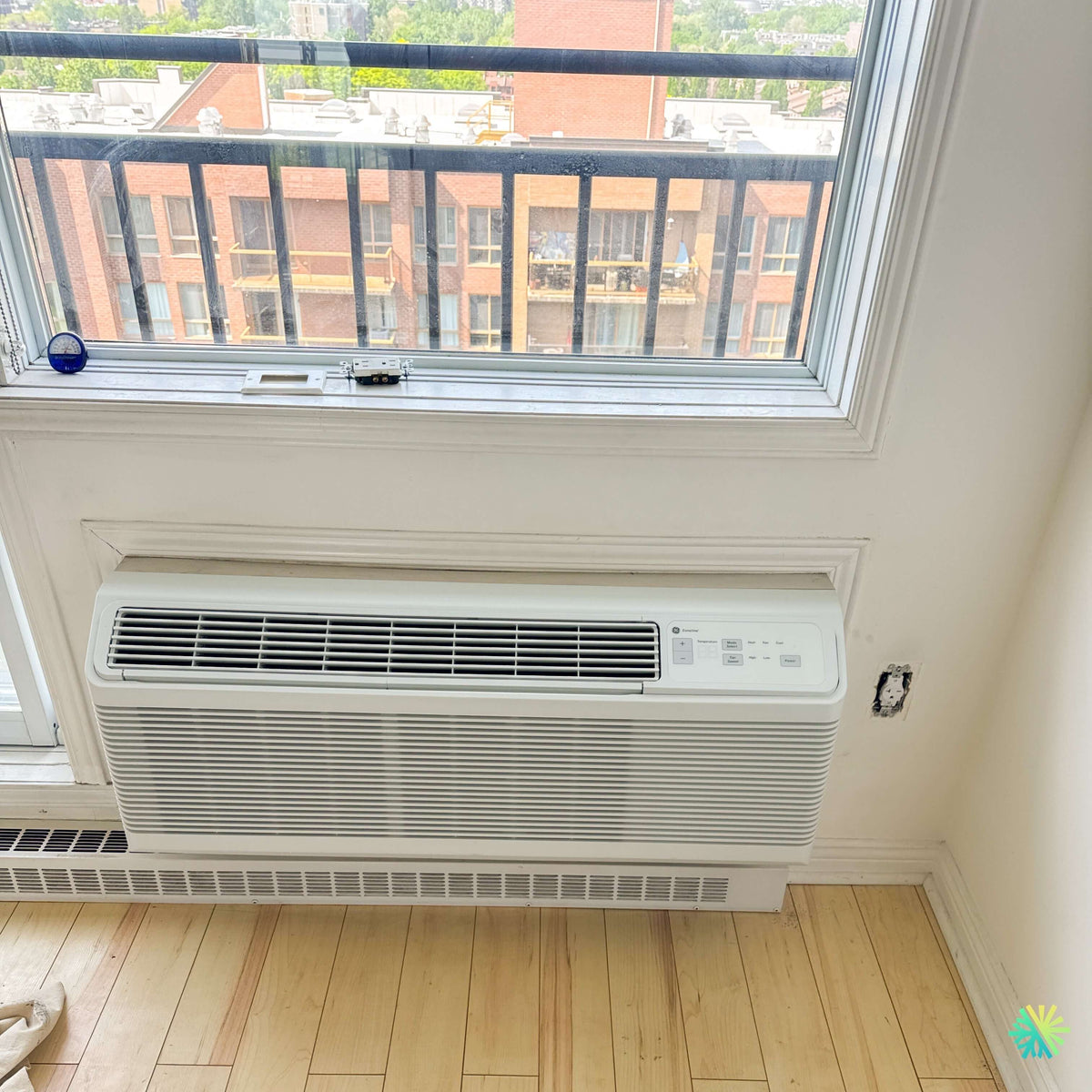 Installation d’un PTAC GENERAL ELECTRIC Zoneline à Saint-Robert : une solution CVAC compacte intégrée sous une grande fenêtre