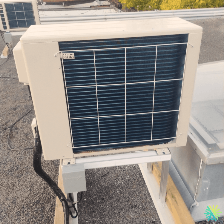 Installation d’une thermopompe murale Sharp sur toiture à Ville-Marie (Montréal)