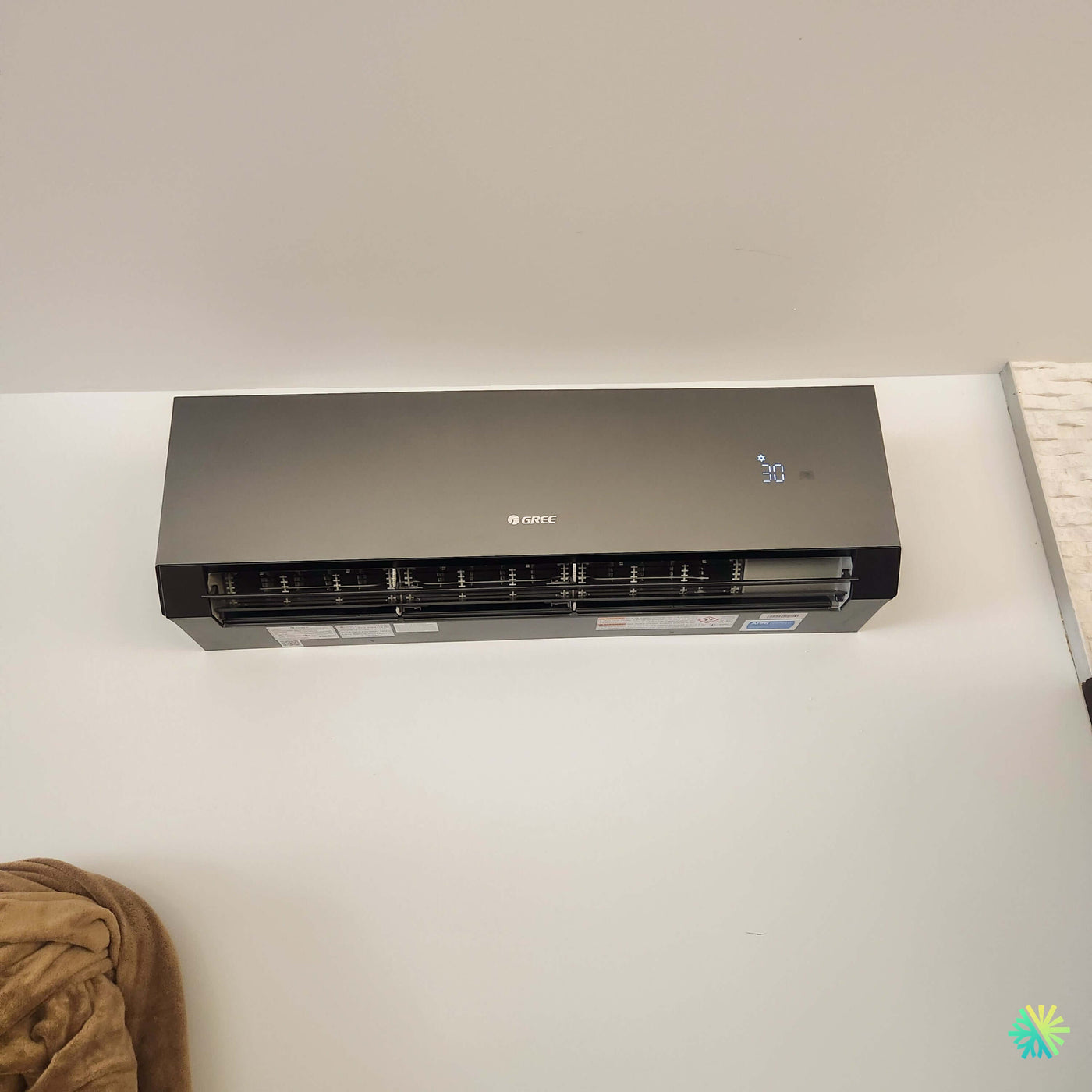 Installation d’une thermopompe murale GREE CLIVIA R32 noire à Sainte-Julie : un mini split élégant, discret et performant pour un confort quatre saisons