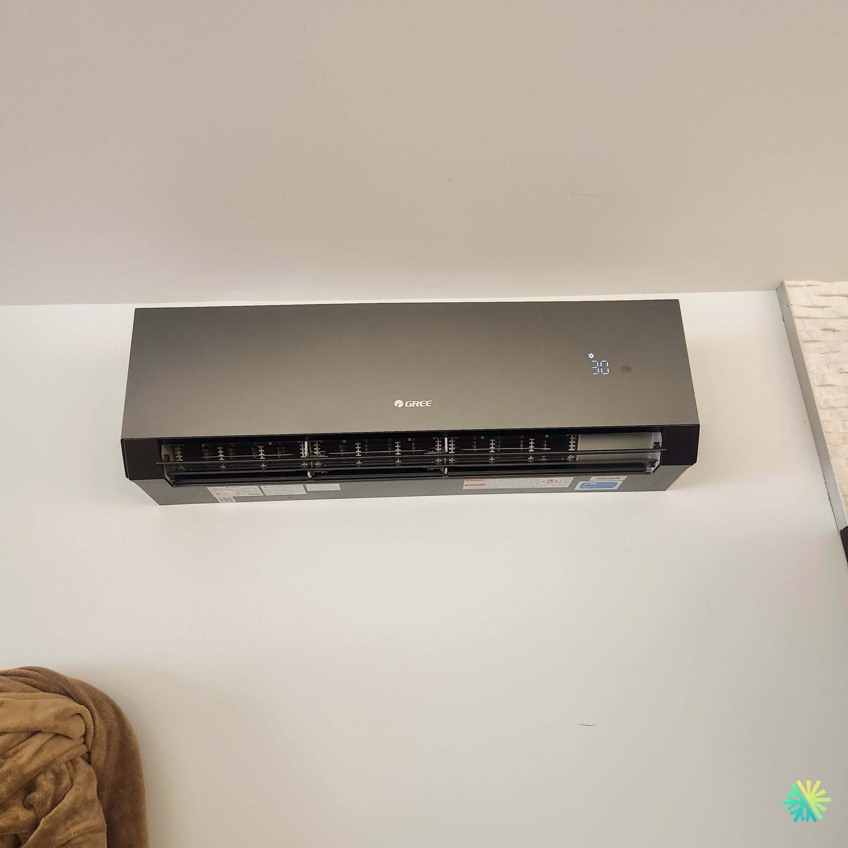 Installation d’une thermopompe murale GREE CLIVIA R32 noire à Sainte-Julie : un mini split élégant, discret et performant pour un confort quatre saisons