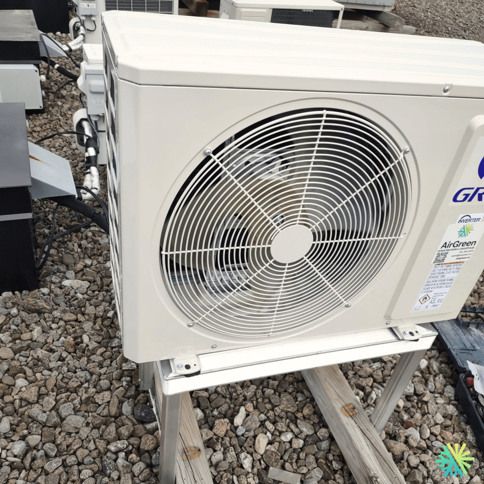 Installation d’une thermopompe murale Gree sur toiture au Plateau-Mont-Royal