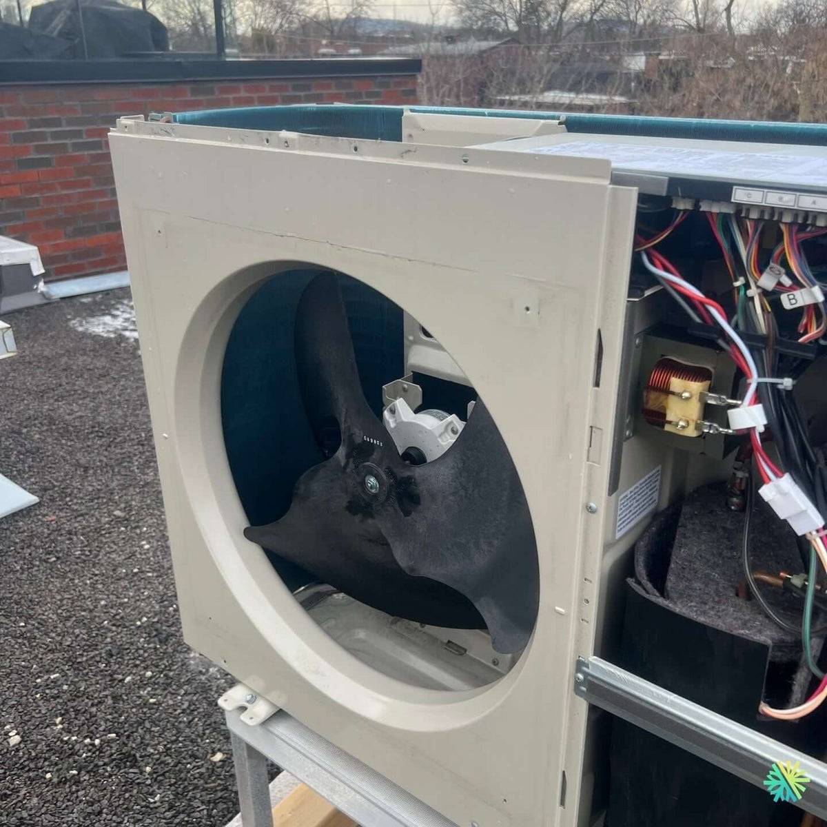 Réparation d’une thermopompe centrale Midea à Lachine