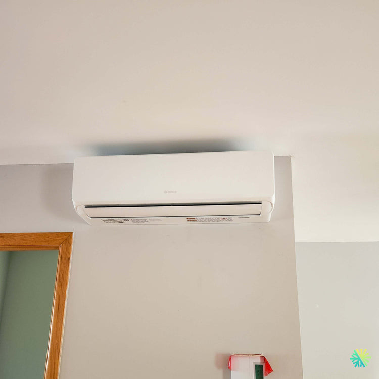Installation d’une thermopompe DoubleZone GREE FREE MATCH R32 à Duvernay, Laval : système 2 zones avec deux têtes murales installées proprement en hauteur