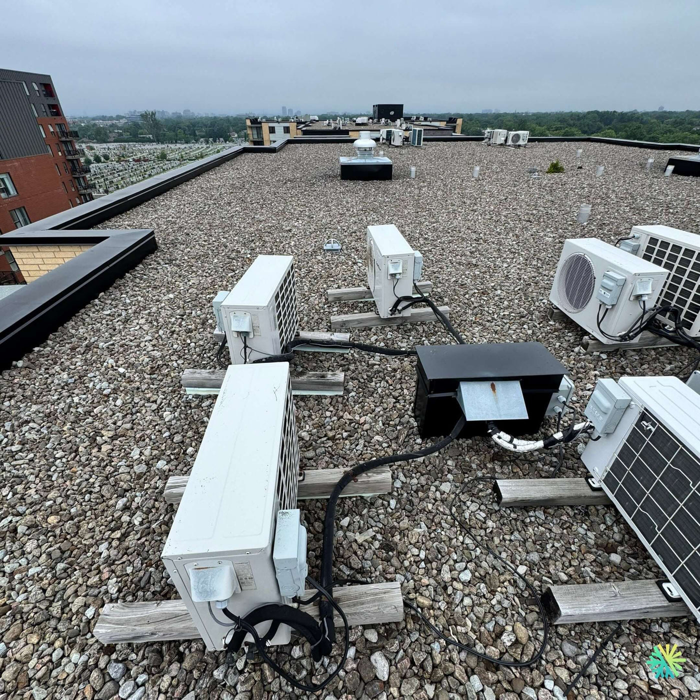 Réparation d’un système MultiZone Midea sur toit plat à Pointe-Claire