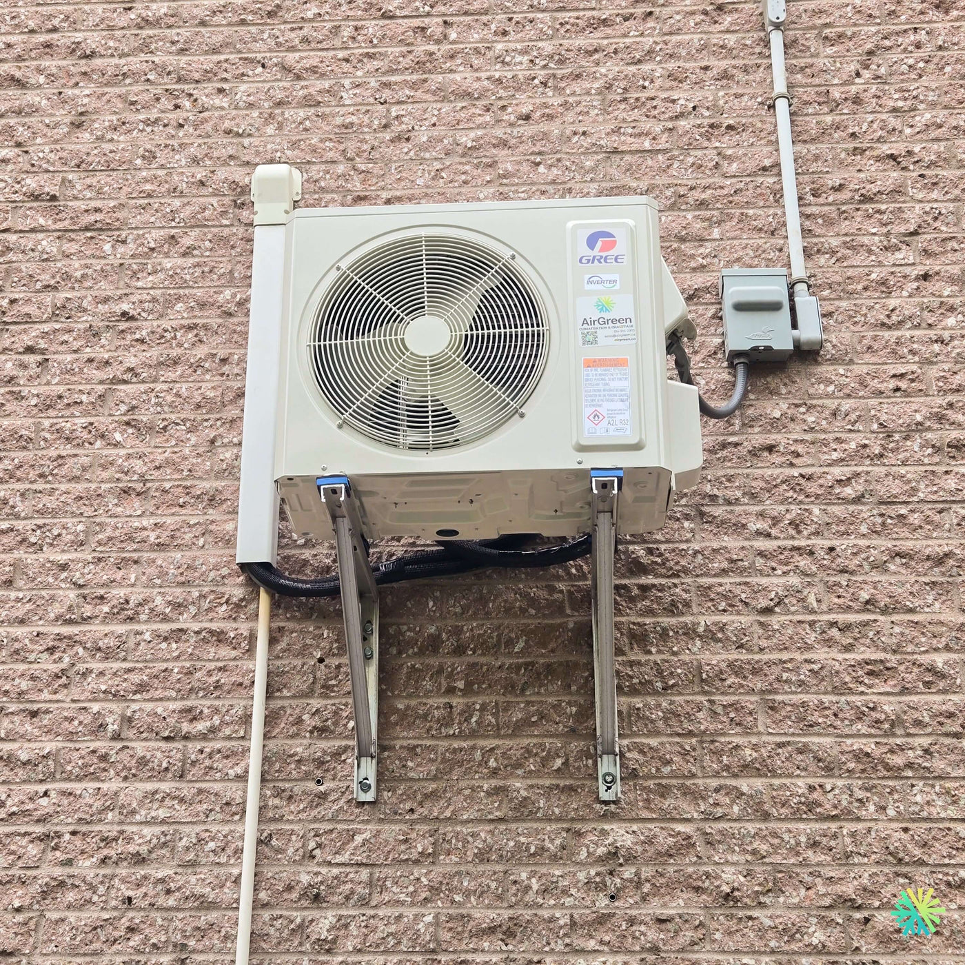 Installation d’une thermopompe murale GREE AIRY R32 Mini Split à Saint-Lambert : une installation CVAC compacte, propre et durable sur mur de brique