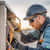 Technicien effectuant une visite de service de climatisation dans un espace commercial