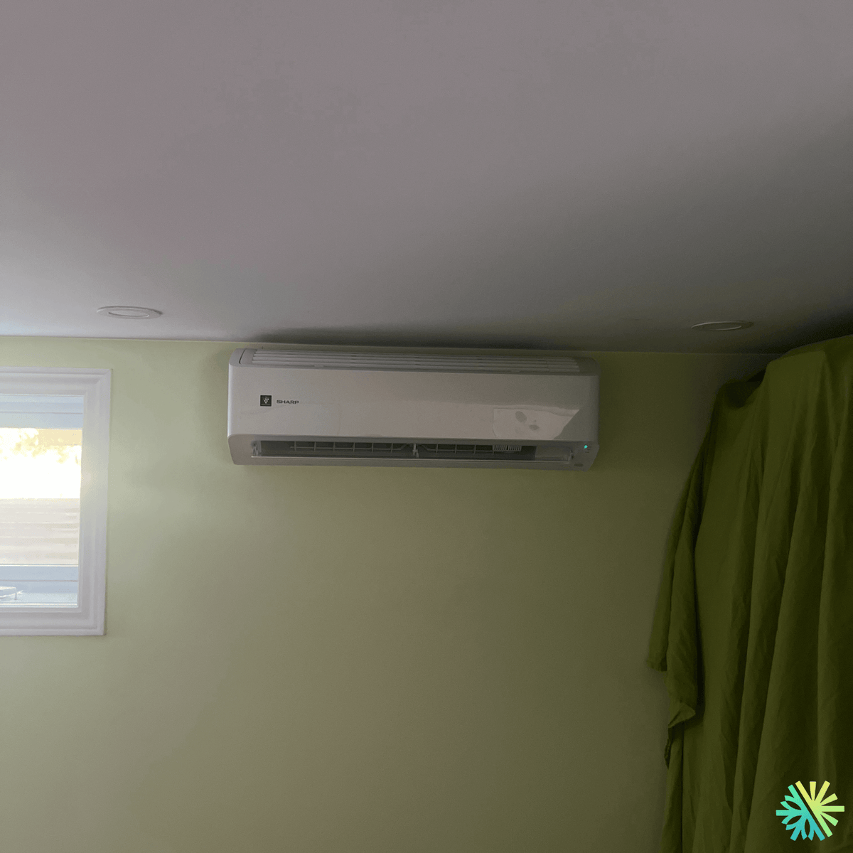 Installation d’une thermopompe murale Sharp à Chomedey, Laval