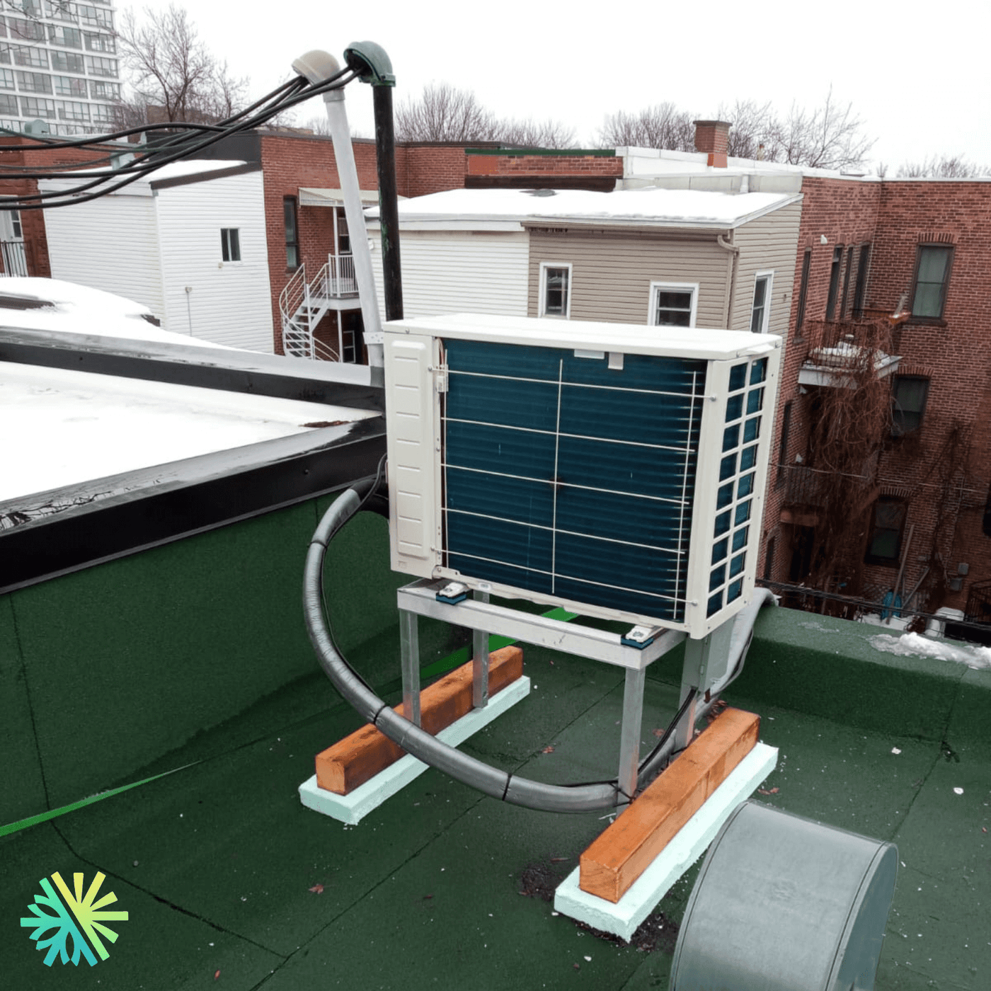 Installation d'une thermopompe sans conduit Lennox MLA à Montréal