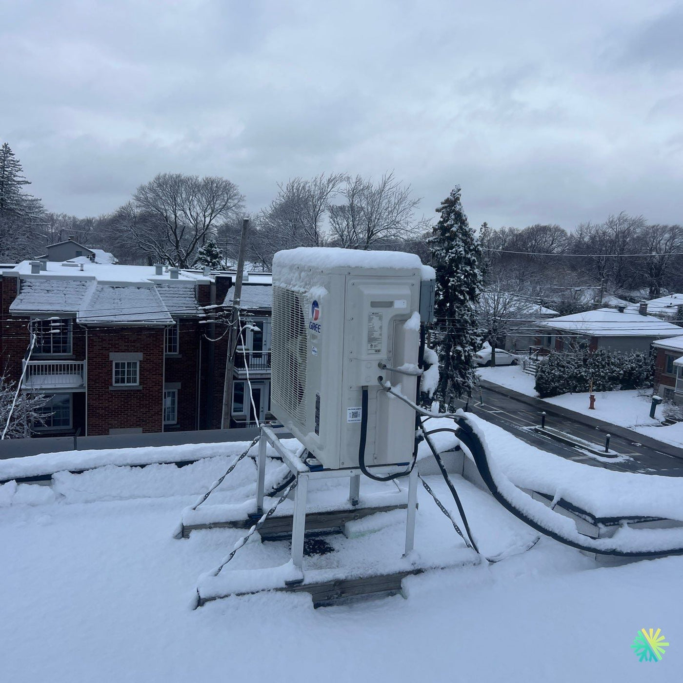 Installation d’une Gree thermopompe centrale sur toit plat à Ahuntsic-Cartierville