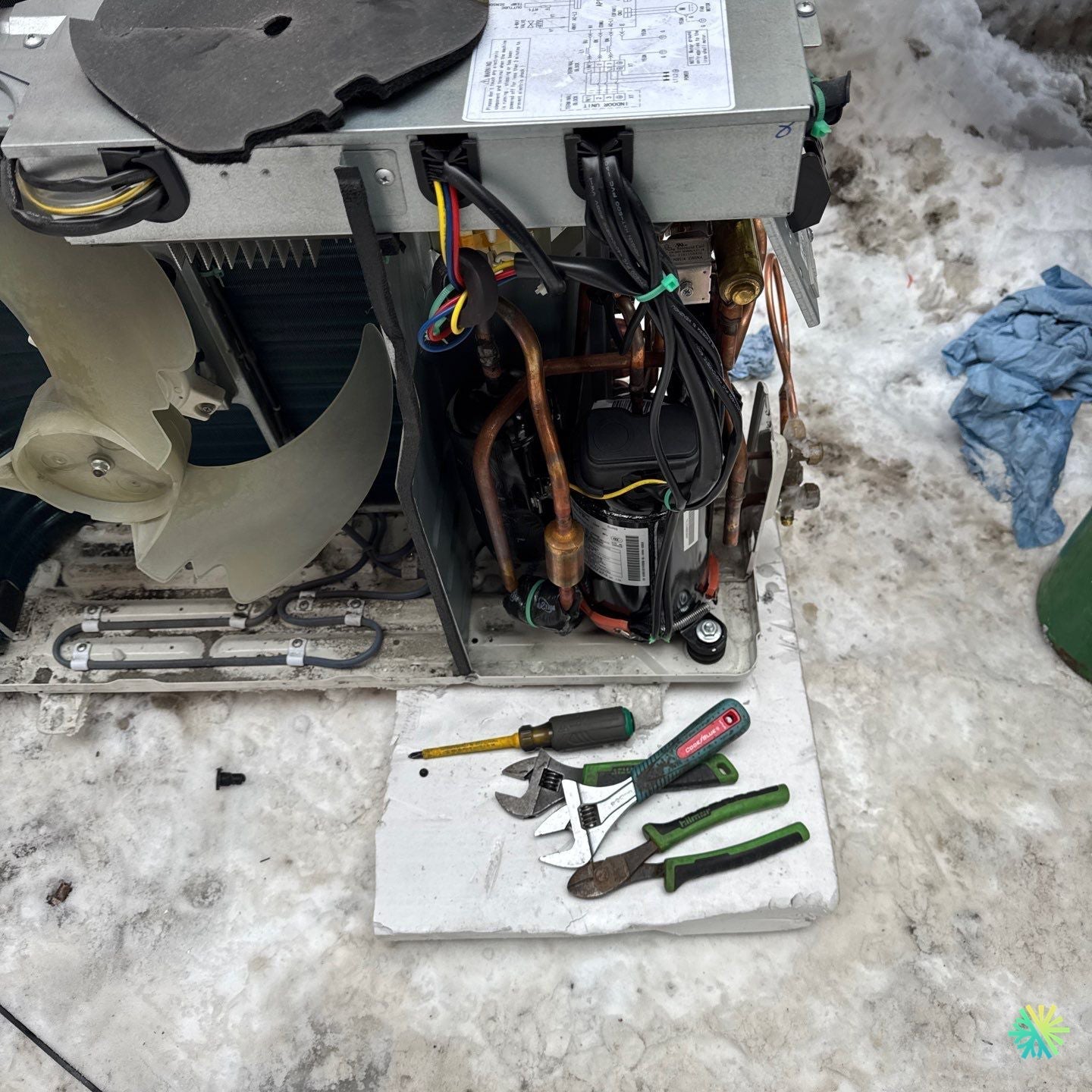 Réparation d’une thermopompe Midea à Sainte-Dorothée