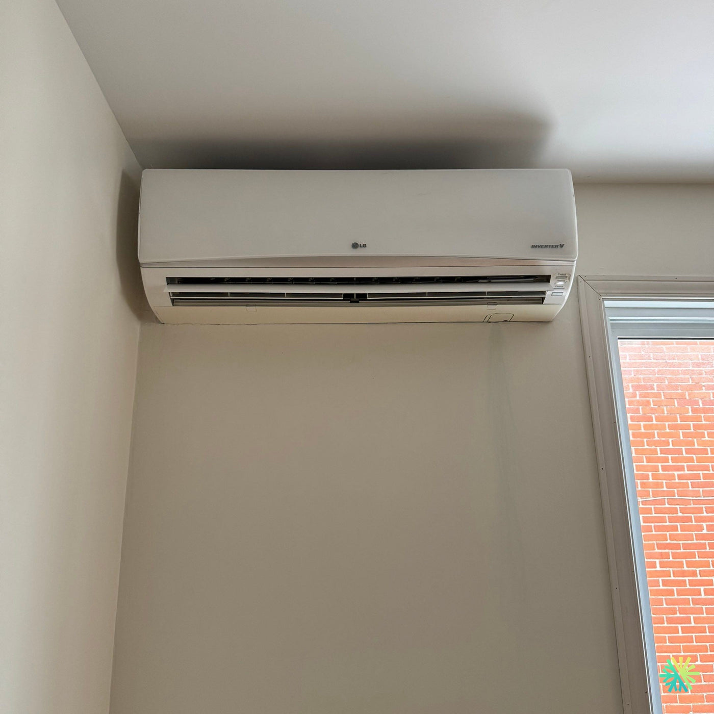 Installation d’une thermopompe murale LG Inverter V à Rosemont–La Petite-Patrie