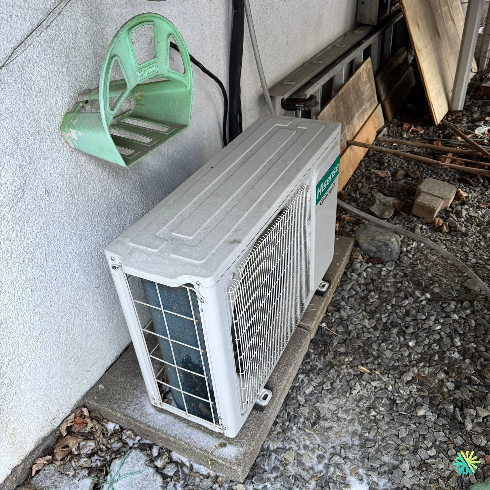 Nettoyage de l’unité extérieure d’une thermopompe Hisense à Terrebonne